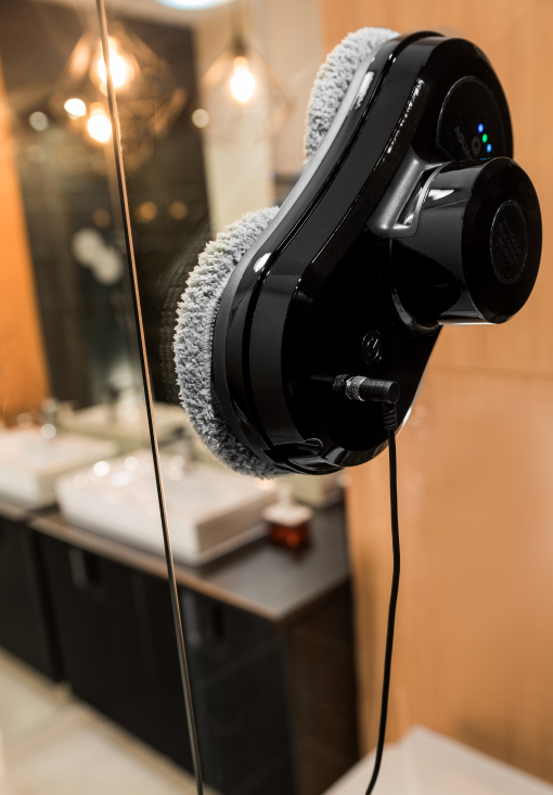 Робот за почистване на плоски повърхности Aquamenti